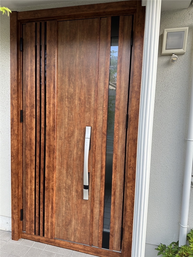 \ 玄関ドアは家の顔 /採風仕様でさわやか玄関